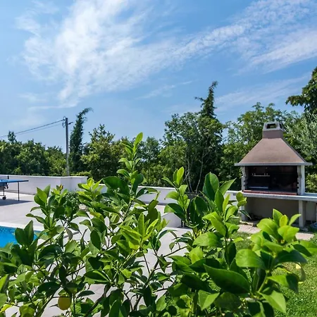 Lena Villa