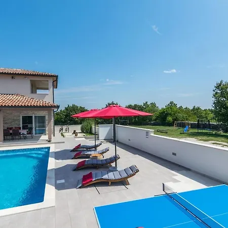 Lena Villa